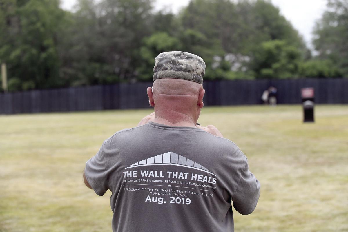 The Wall That Heals Vietnam Vets Public Pay Tribute To Fallen