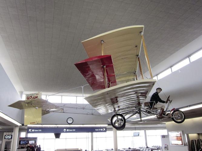 1280px-Curtiss_1910_Pusher_replica_at_Minneapolis-St._Paul_International_Airport_001.jpg