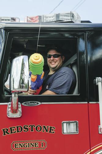 07-04-22 4th Conway Parade firetruck squirtgun