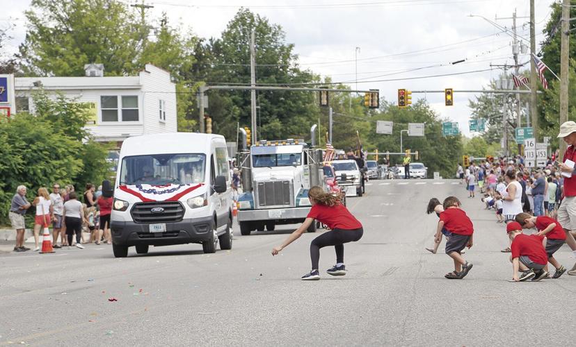 07-04-22 4th Conway Parade grabbing candy