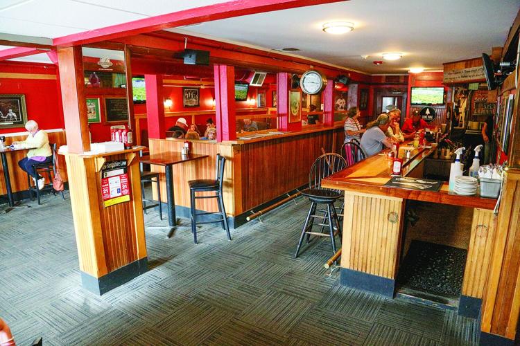 08-05-25 Horsefeathers wide by bar