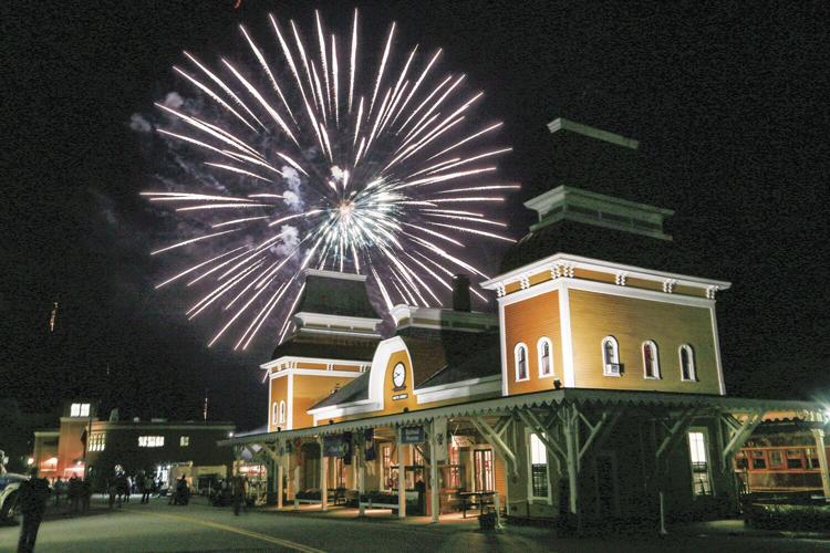 07-04-22 4th North Conway Fest fireworks behind burst