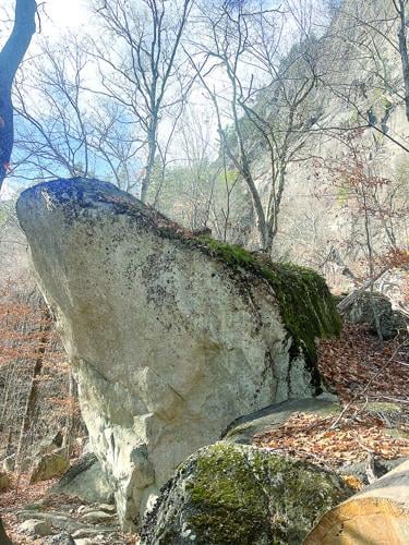 Hiking - Ed Parsons - Boulder beneath Whitehorse Ledge