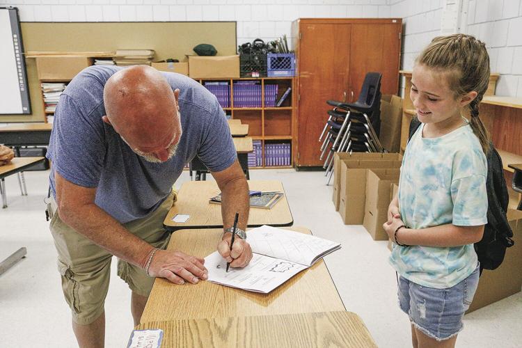 06-16-22 Conway El Teachers malkin signing yearbook
