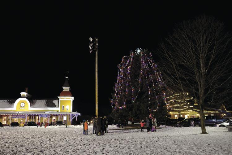 11-26-18 Santa in North Conway tree .JPG