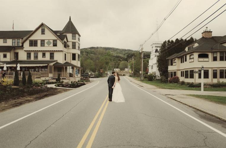 couple kissing in road