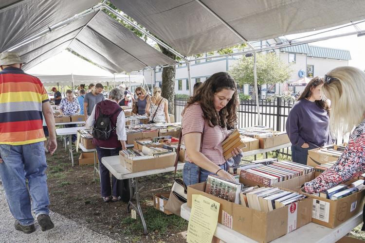 09-03-22 Library Book Sale wide outside