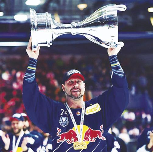 Deron Quint hoists trophy