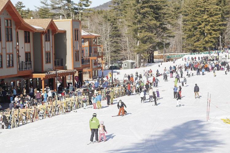 12-31-24 Cranmore Vacation Week crowd by lodge