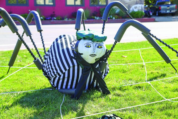 10-01-25 Pumpkin People snowvillage spider medium