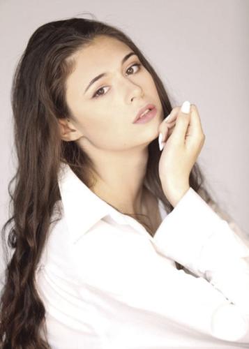 Nicole Maines-headshot