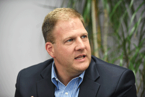 Sununu talks economy; is harsh on Hassan