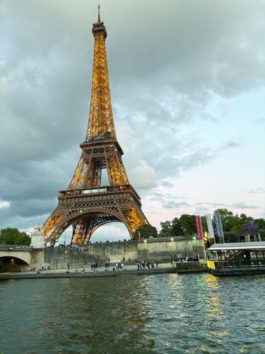 Kennett High students in France - Eiffel Tower
