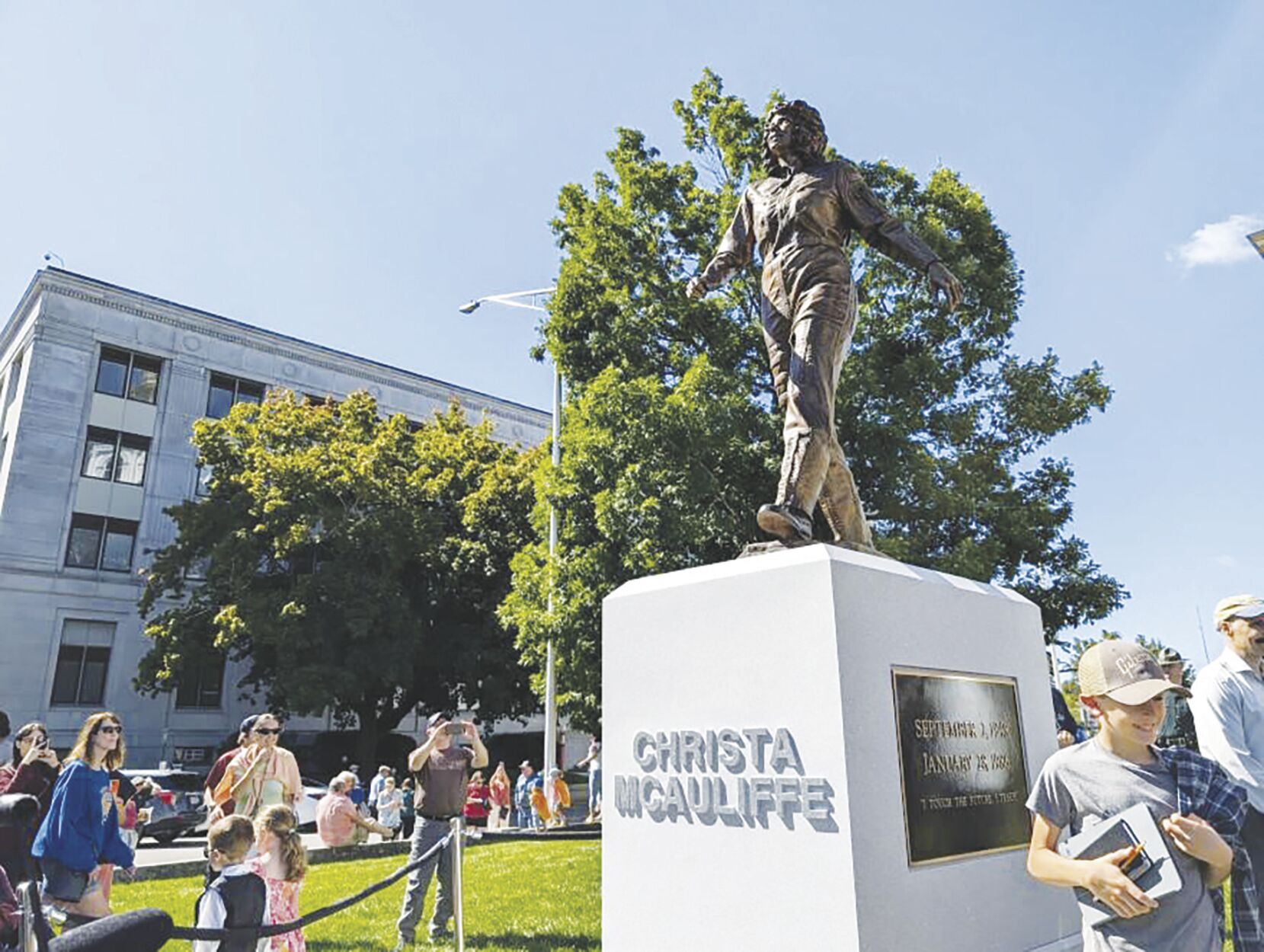 statue