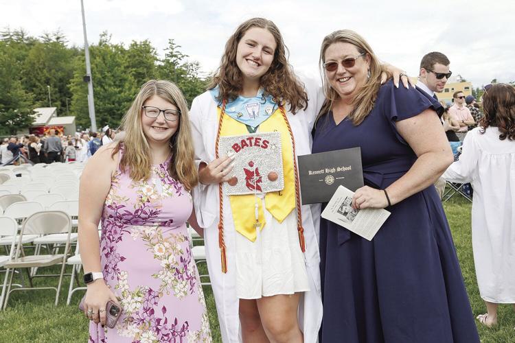 06-08-24 KHS Grad pose sidoti family