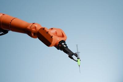 Robotic cloud laboratories powered by AI can carry out experiments remotely and cut costs.