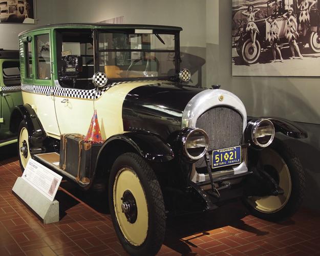 1923_Checker_H-2_Taxicab_(9419872542)_(cropped).jpg