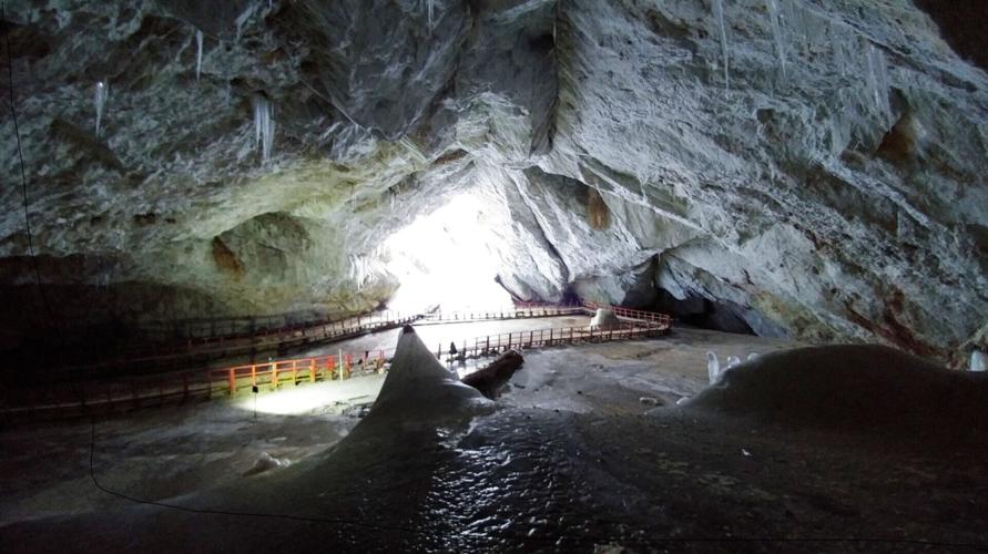 Bacteria frozen for thousands of years in ice cave is resistant to 10 antibiotics