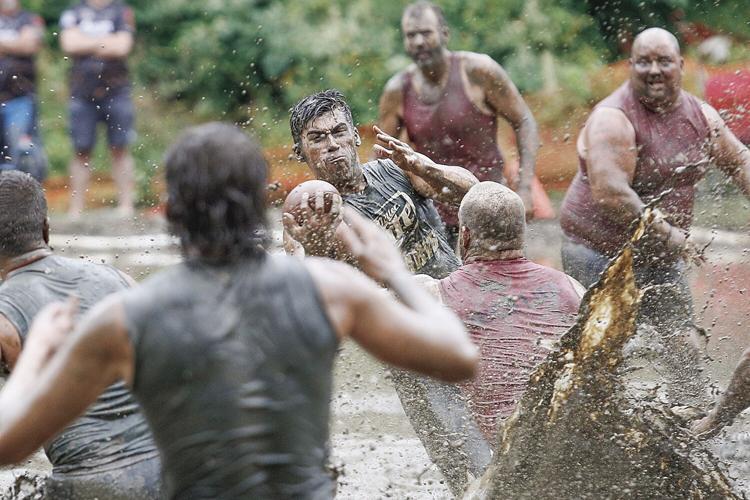 09-10-23 MudBowl Championship tight catch