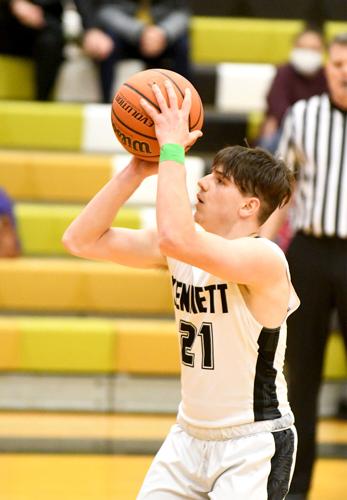 KHS boys hoop - Isaiah Mojica