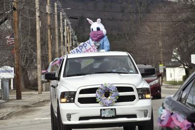 Conway Easter Bunny goes mobile - Easter Bunny in truck