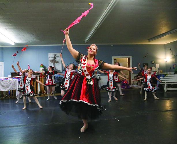 03-24-26 Titzer Wonderland queen with cards