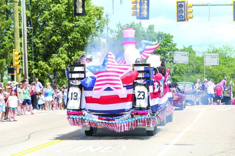 07-04-25 Fourth Parade conway hockey float behind