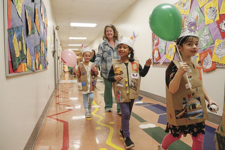 11-26-24 Lakeside Parade balloon smile medium