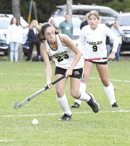 KHS Field Hockey - Eliana Newton pass
