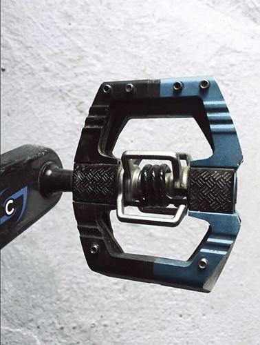 Wheel Family Fun - Pete Ostroski'sCrankbrother's combo of eggbeater and flat