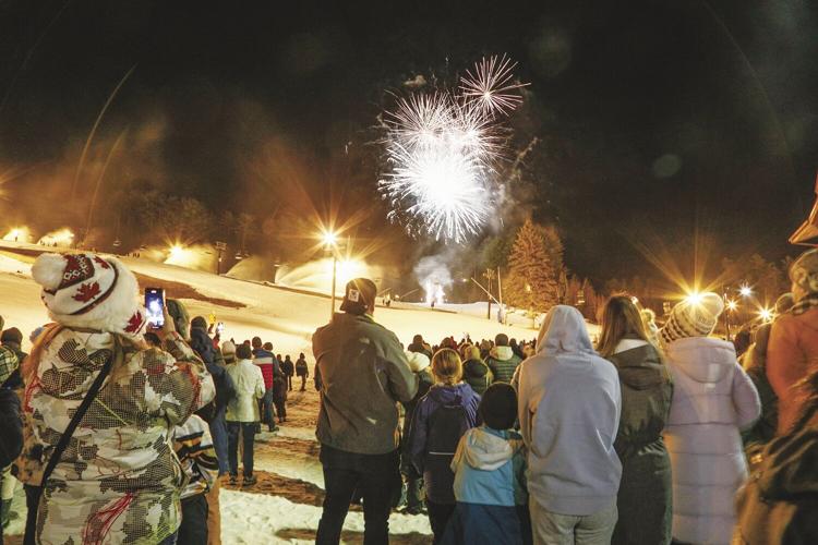 12-31-23 NYE Fireworks Cranmore close to finale