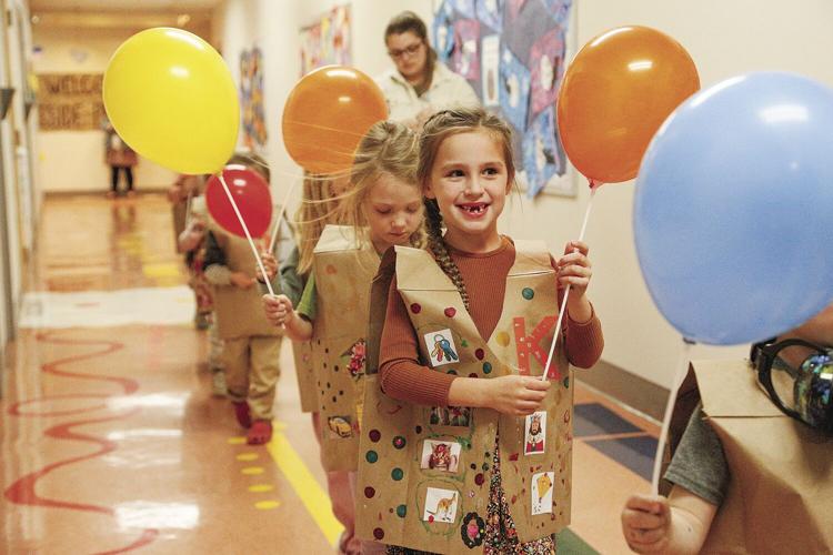 11-26-24 Lakeside Parade balloon smile tighter