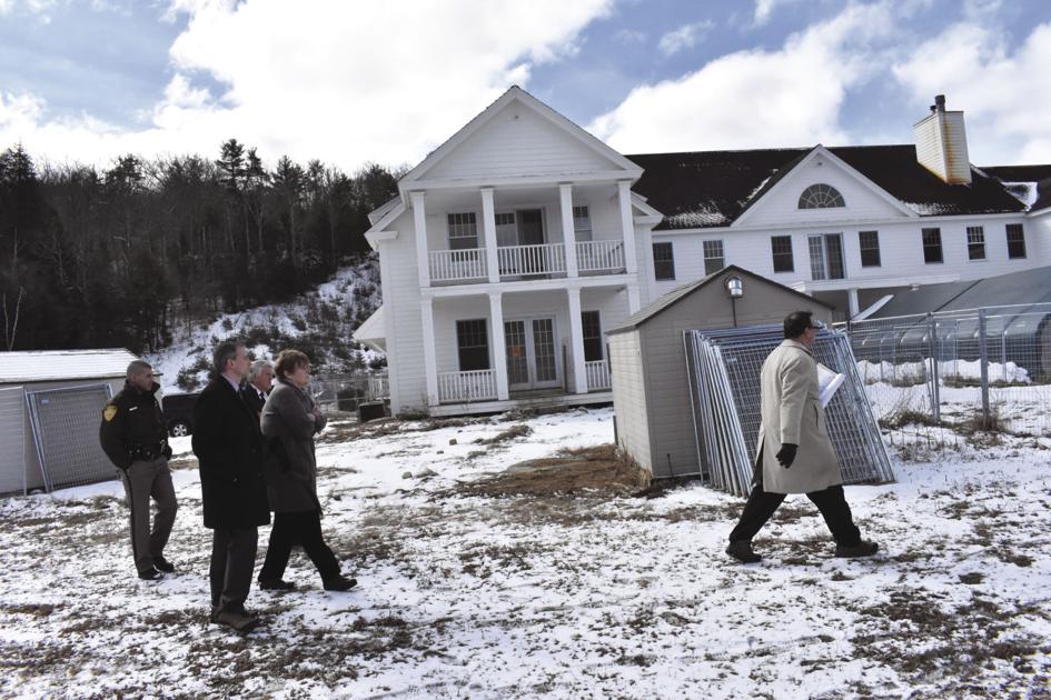 Jury takes tour of Fay property