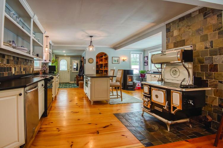 33RobertsRd-Kitchen.jpg