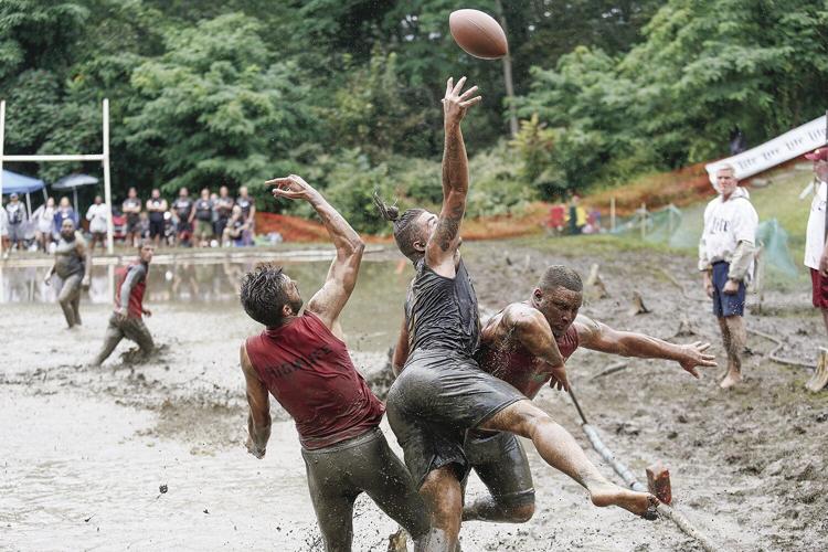 09-10-23 MudBowl Semis reaching in endzone medium