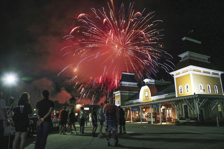 07-04-23 Schouler Park fireworks finale 2