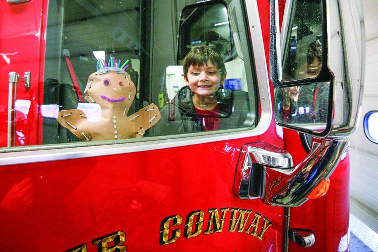 12-18-25 Gingerbread Hunt pose in window