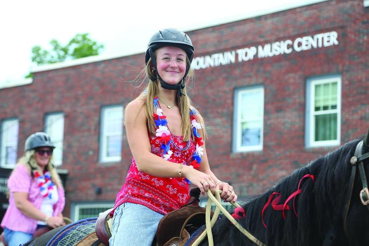 07-04-26 Fourth Parade Conway horse smile