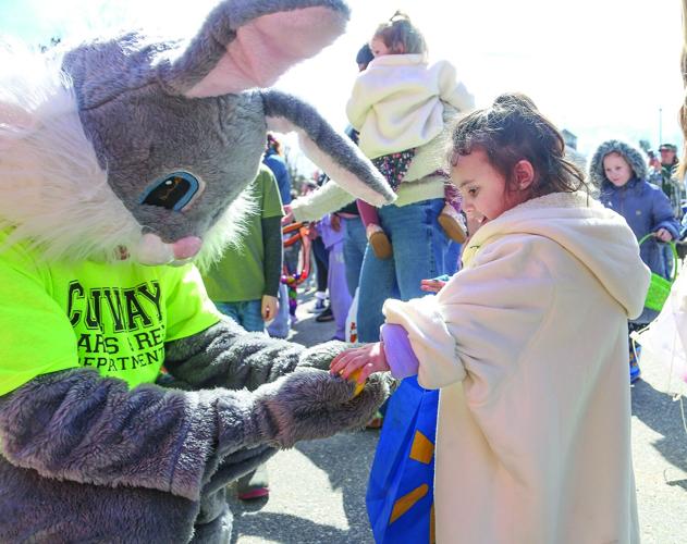04-04-26 Conway Rec Egg Hunt handing egg