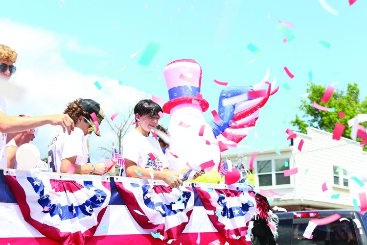 07-04-25 Fourth Parade conway hockey float confetti