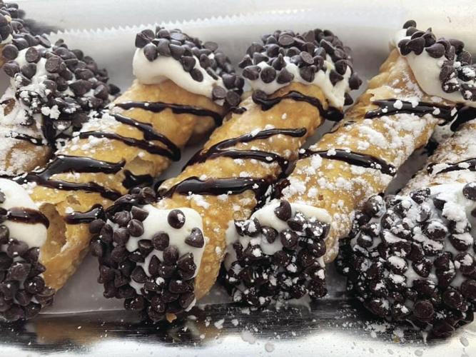 Cafe Italia 4 canoli.jpg