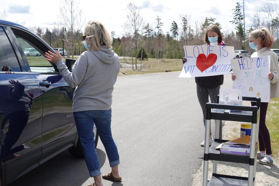 Adult day center holds cookie drive-through
