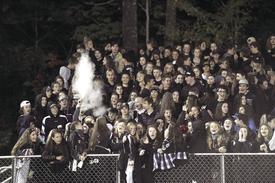 Mosca throws a flag on rude spectators