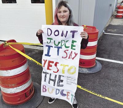 Alyssah Johnson with sign