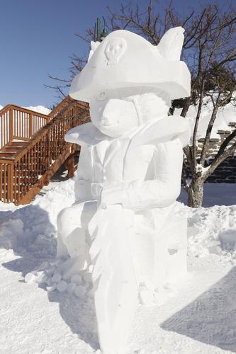 01-30-22 Snow Sculpting cat vertical
