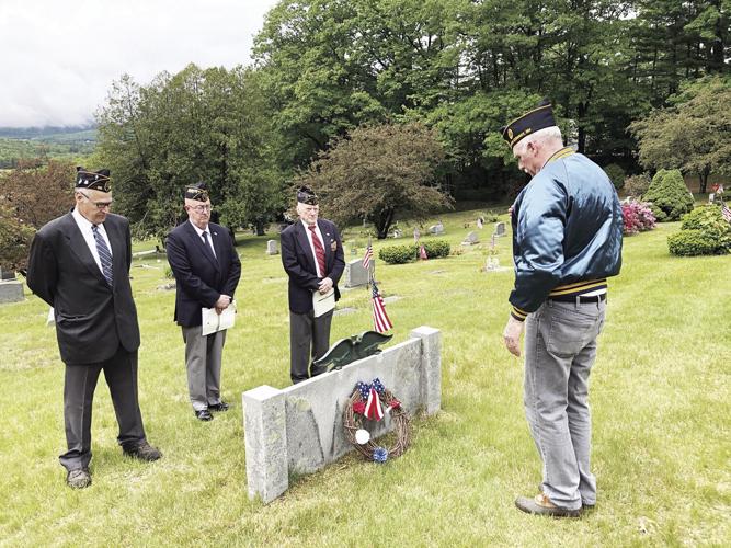 05-31-21 Conway wreath by grave with group