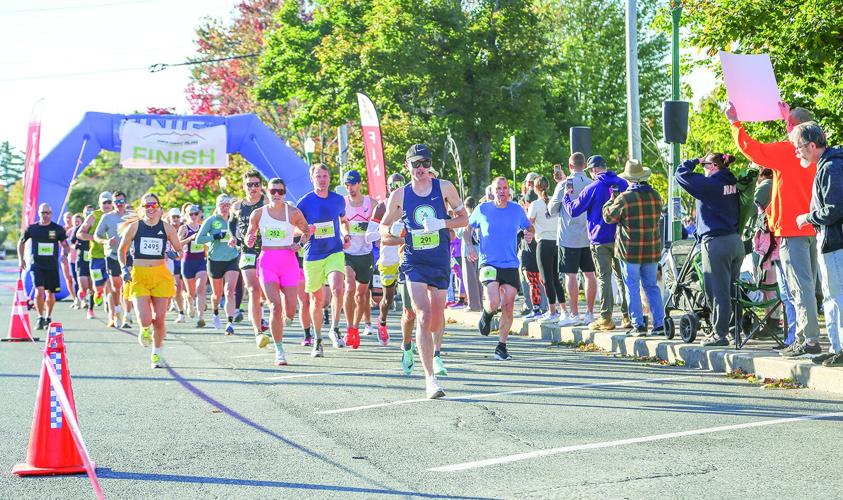 09-21-25 North Conway HalfM-5K start top half leading