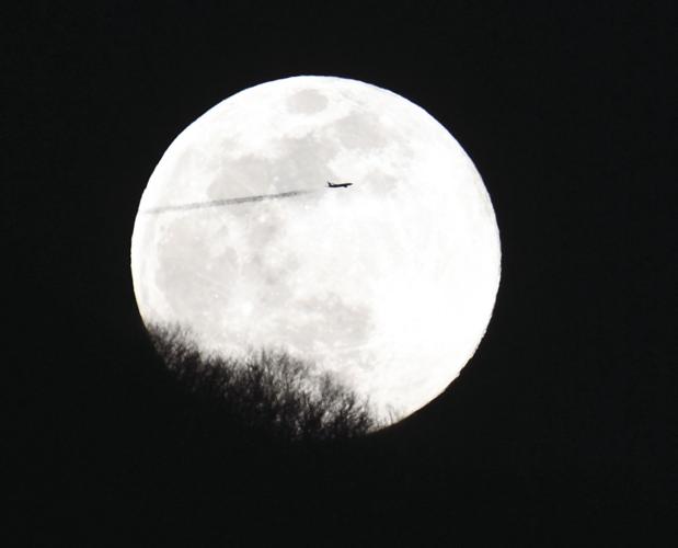3-22-19 Supermoon Airliner.jpg