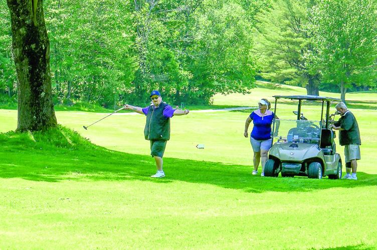 The Golf Column - White Mountain Seniors - Steve Northcott hams it up