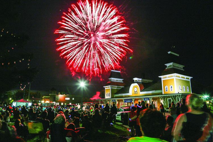 07-04-23 Schouler Park fireworks wide 1
